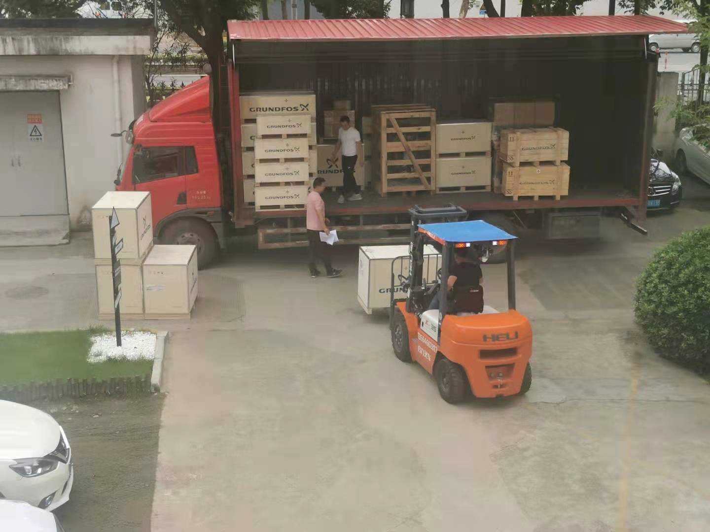 格兰富泵到货卸车